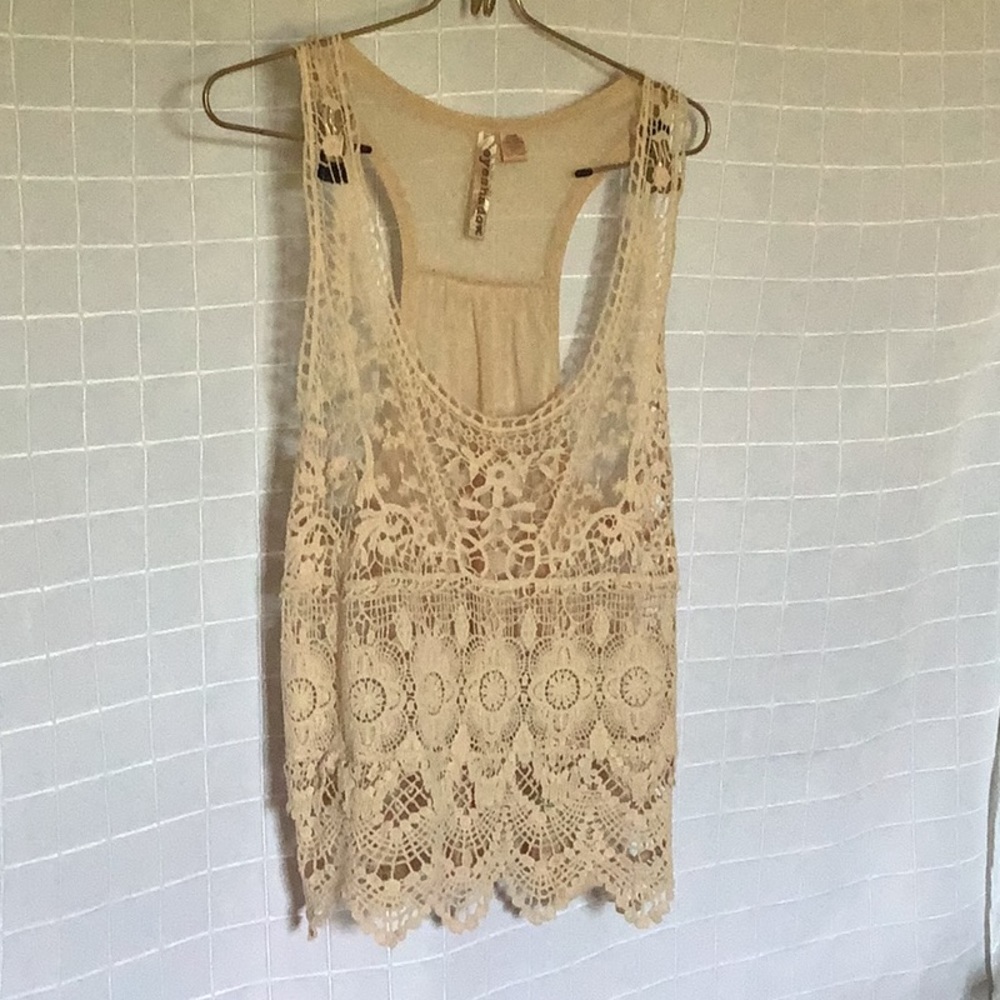 Eyeshadow size large tank